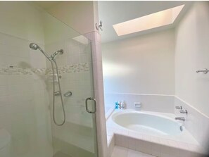 Secador de cabelo, toalhas de banho, sabonete, papel higiênico