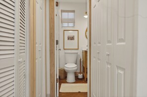 Douche, séchoir à cheveux, serviettes fournies, savon