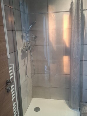 Shower, towels - New studio in Corse-du-Sud (Figari)