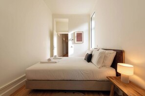 Tabla de planchar con plancha, wifi y ropa de cama 