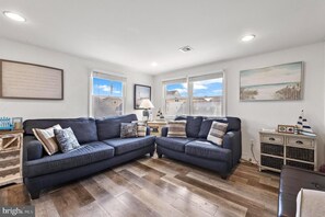 TV - Steps from the Ocean, Views of the Bay (Long Beach)