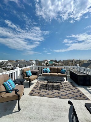 Terrace/patio - Steps from the Ocean, Views of the Bay (Long Beach)