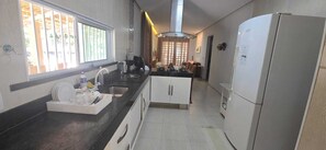 Private kitchen - Beautiful house with pool in Eusebio (Mangabeira Eusébio)