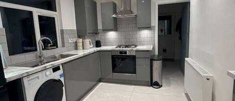 Fridge, oven, stovetop, dishwasher