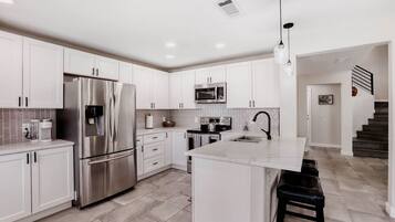 雪櫃、微波爐、焗爐、爐具