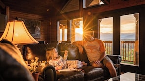 Smart TV, fireplace, books - Mountain Views, Family Getaway, Pet Friendly, Game Room, Sleeps 9 (Sevierville)