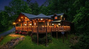 Exterior - Mountain Views, Family Getaway, Pet Friendly, Game Room, Sleeps 9 (Sevierville)