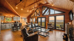 Smart TV, fireplace, books - Mountain Views, Family Getaway, Pet Friendly, Game Room, Sleeps 9 (Sevierville)