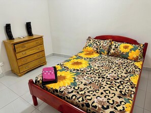 Tabla de planchar con plancha, wifi y ropa de cama 