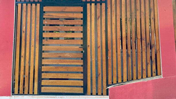 Une porte en bois sur laquelle est apposée une plaque indiquant « VILLA Moissuli ».