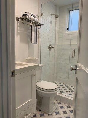 Douche, sèche-cheveux, serviettes fournies, savon