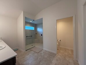 Shower, hair dryer, towels, toilet paper - Walkable to Eastport! Beautiful 3 bd/3 ba, close to everything & furnished. (Sumterville)