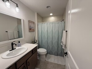 Shower, hair dryer, towels, toilet paper - Walkable to Eastport! Beautiful 3 bd/3 ba, close to everything & furnished. (Sumterville)