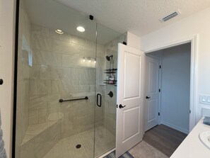 Shower, hair dryer, towels, toilet paper - Walkable to Eastport! Beautiful 3 bd/3 ba, close to everything & furnished. (Sumterville)