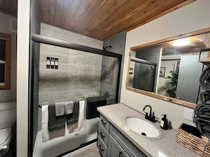 Douche, séchoir à cheveux, serviettes fournies, savon