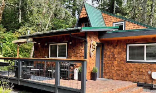 Flowing creek, relaxing hot tub and a firepit to enjoy when the sun goes down!