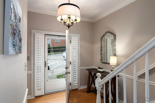 3 BR Townhouse w 2 car garage