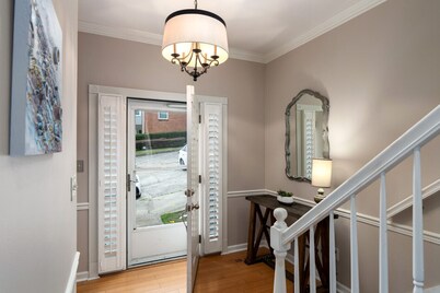 3 BR Townhouse w 2 car garage