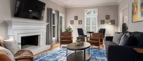 Televisión y chimenea