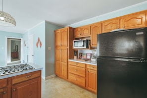 ثلاجة، ميكروويف، فرن، موقد طهي مسطح