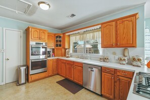 Fridge, microwave, oven, stovetop - Melbas Place- Ruston (Ruston)