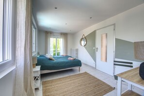 6 soverom, skrivebord, strykejern/-brett og reiseseng for barn