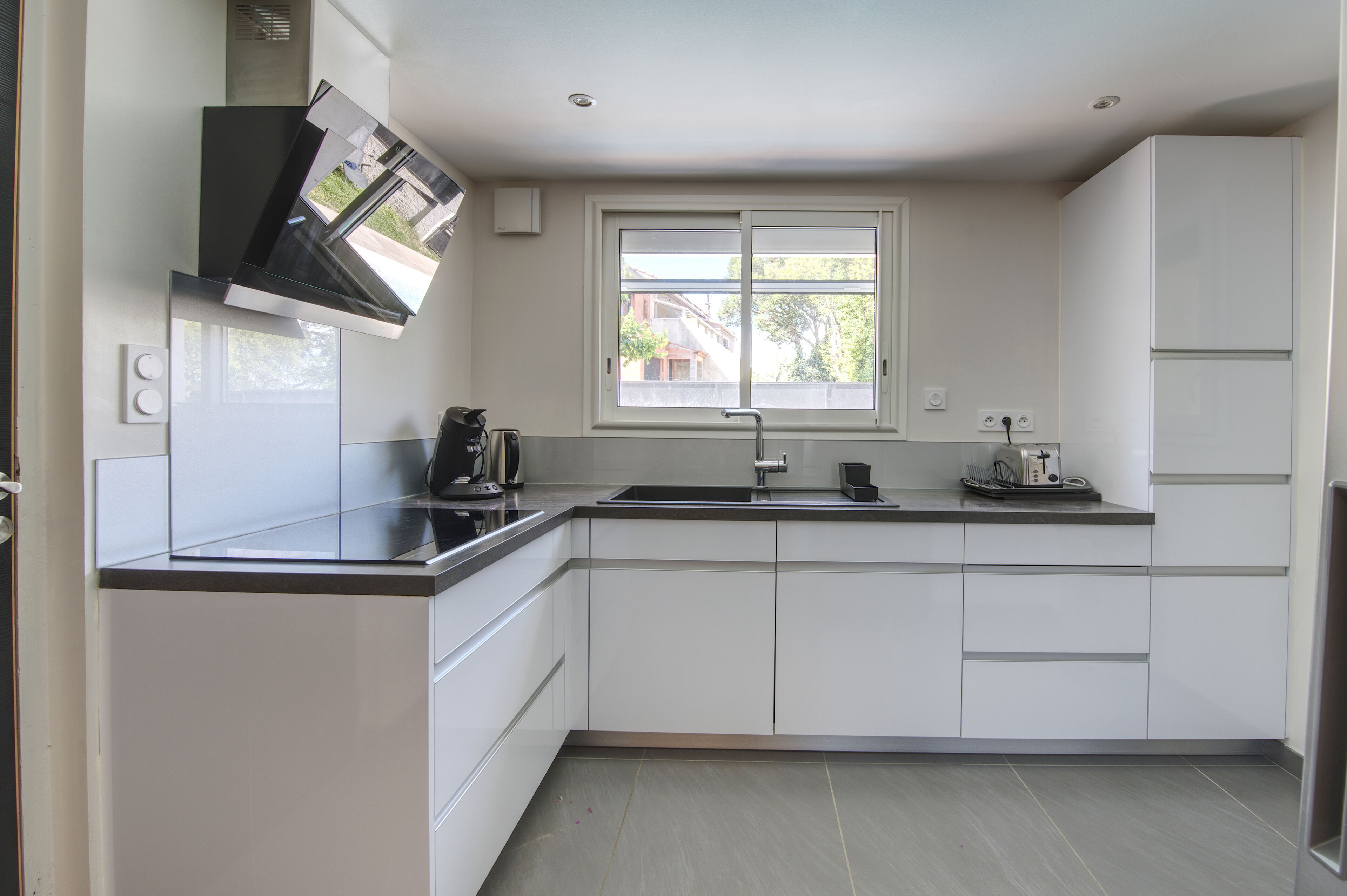 Fridge, oven, stovetop, dishwasher