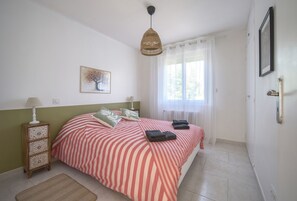 6 bedrooms, desk, iron/ironing board, travel crib