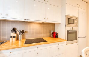 Een koelkast, een magnetron, een oven, een koffiezetapparaat/waterkoker