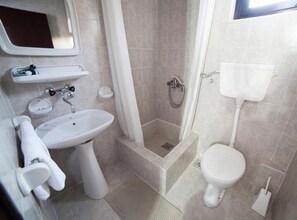 Shower, hair dryer, towels - Guest House 4M Gregović - Triple bed Studio 4 (Petrovac na Moru)