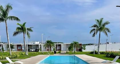 CASA-BELLA Hermosa casa de 3 cuartos y dos baños en frente al parque y piscina!