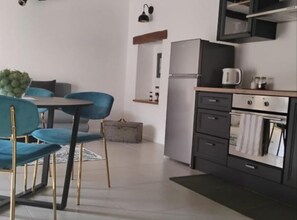 Fridge, oven, stovetop, electric kettle - Elegant Apartment Judita - Two Bedroom Apartment (Sveti Martin pri Buzetu)