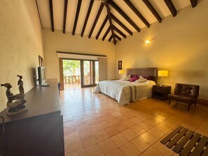 Tabla de planchar con plancha, wifi, ropa de cama