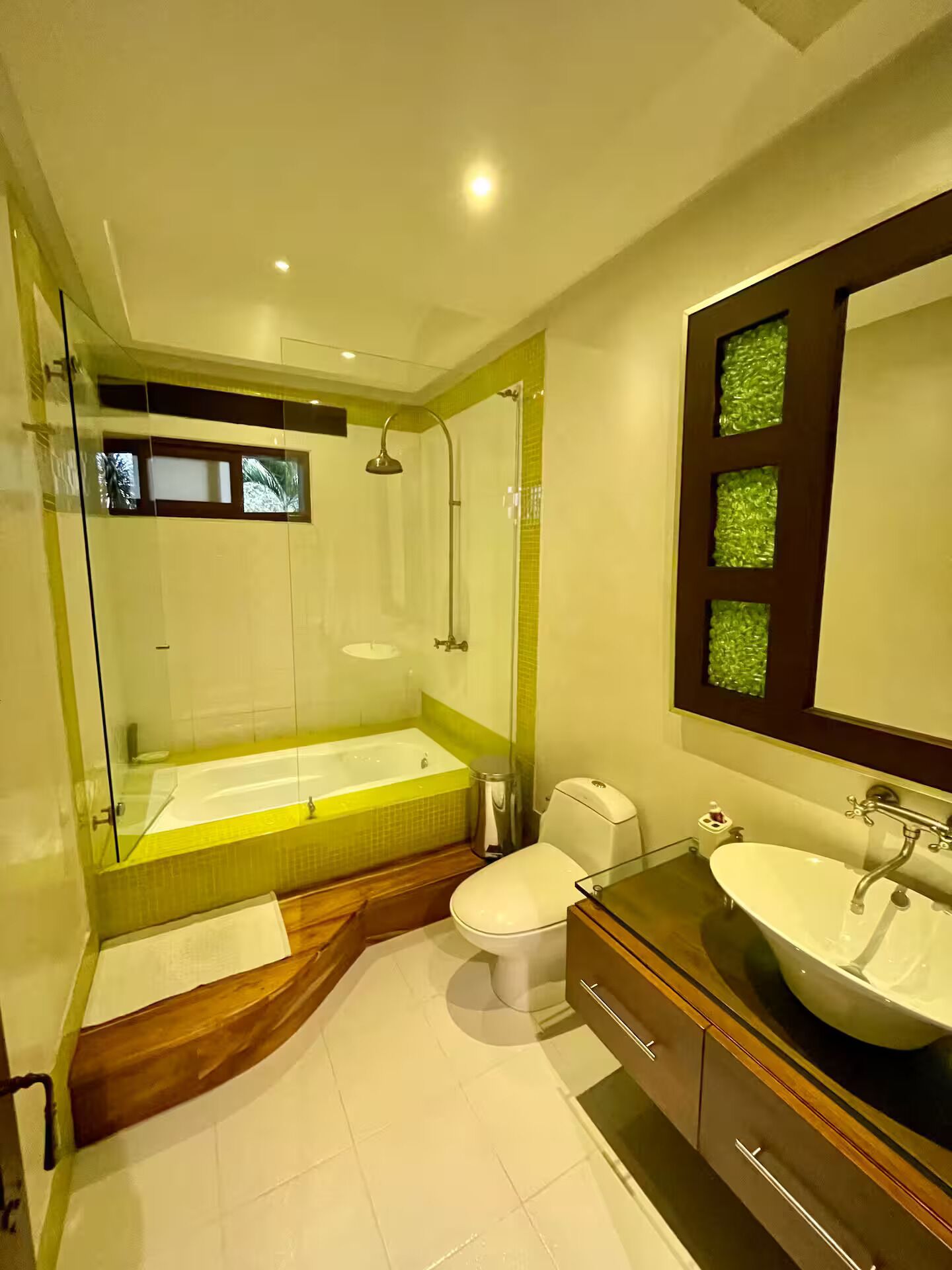 Pyyhkeet, saippua, vessapaperi