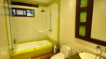 Pyyhkeet, saippua, vessapaperi