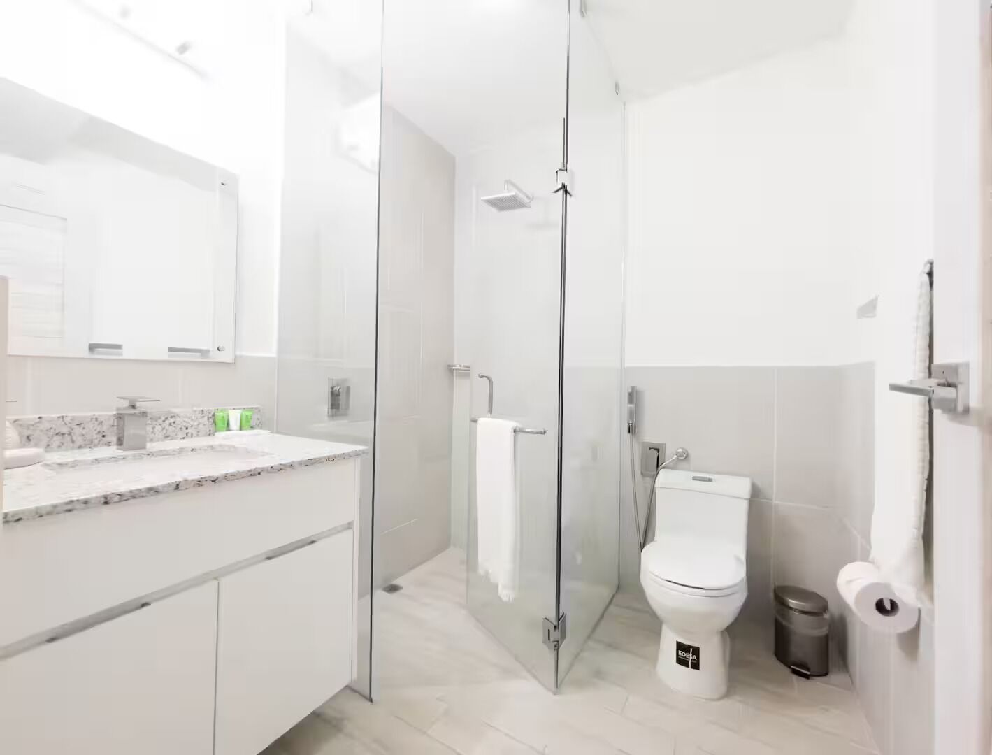 Een douche, een haardroger, handdoeken, zeep