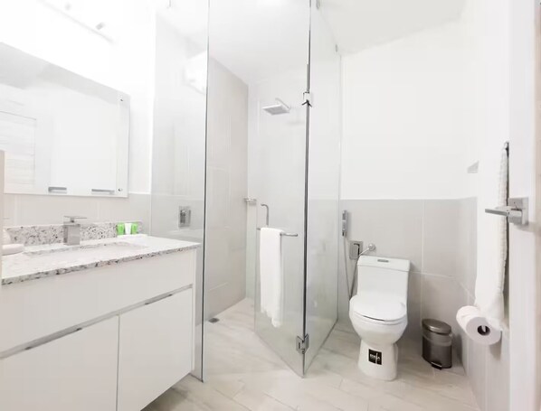 Dusche, Haartrockner, Handtücher, Seife