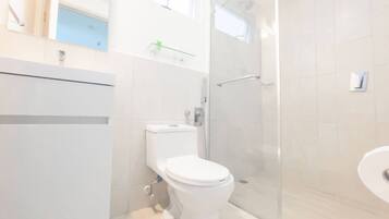 Douche, sèche-cheveux, serviettes fournies, savon