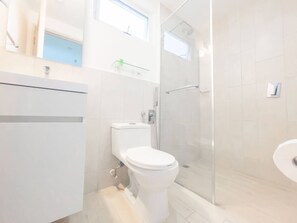 Douche, sèche-cheveux, serviettes fournies, savon