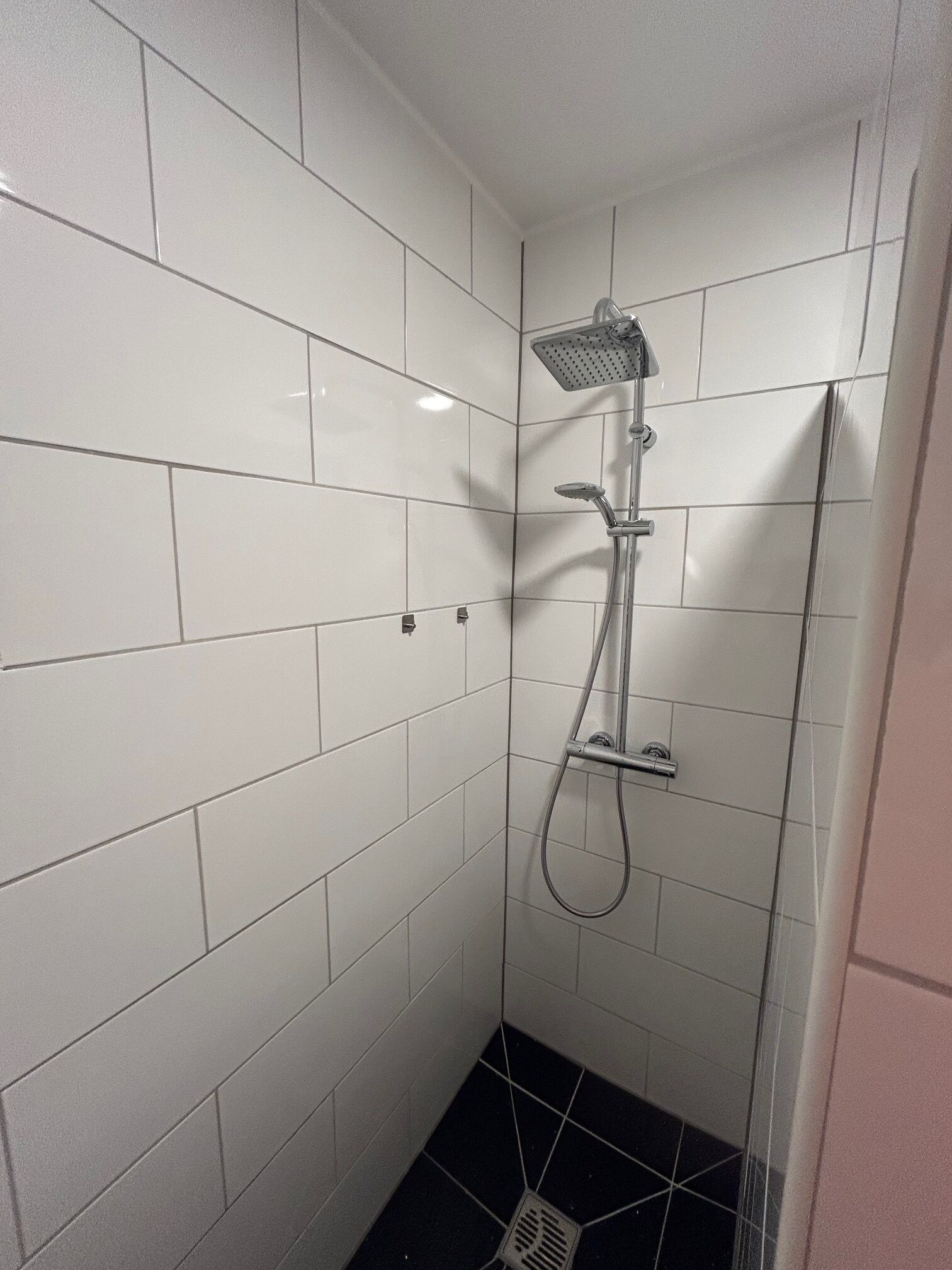 Douche, sèche-cheveux, serviettes fournies, savon