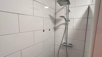Douche, sèche-cheveux, serviettes fournies, savon