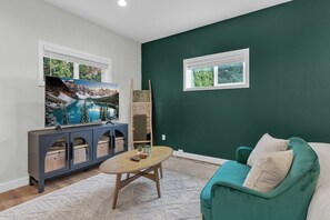 Living area - The Cedar Nook - Cozy Studio in Prime of Kennewick (Kennewick)