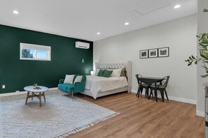 1 bedroom, WiFi, bed sheets - The Cedar Nook - Cozy Studio in Prime of Kennewick (Kennewick)