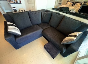 Living area - Newquay centre, 180 degree panoramic sea views (Newquay)