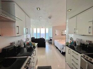 1 bedroom, iron/ironing board, WiFi, bed sheets - Newquay centre, 180 degree panoramic sea views (Newquay)