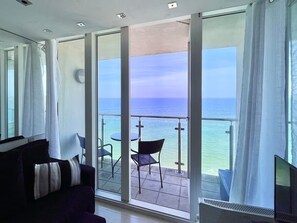Living area - Newquay centre, 180 degree panoramic sea views (Newquay)