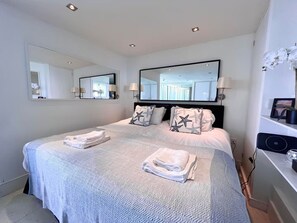 1 bedroom, iron/ironing board, WiFi, bed sheets - Newquay centre, 180 degree panoramic sea views (Newquay)