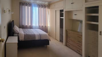 3 bedrooms, iron/ironing board, Internet, bed sheets