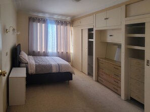 3 dormitoris, planxa i posts de planxar, Internet i roba de llit 