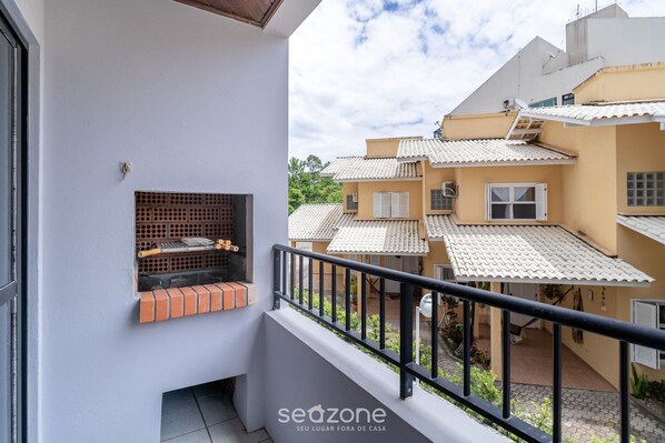 Basic Apartment | Property grounds - 1-br APT w/ Bbq, 800m From the Sea Dfc0101 (Florianópolis)